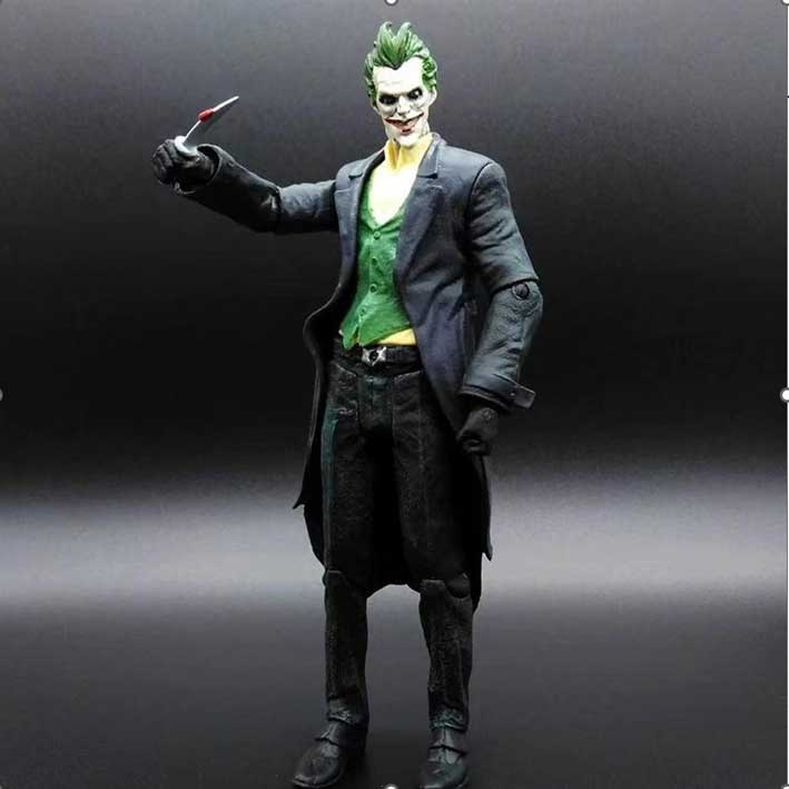 18 cm Joker Resin Figurine - Iconic Clown with Knife