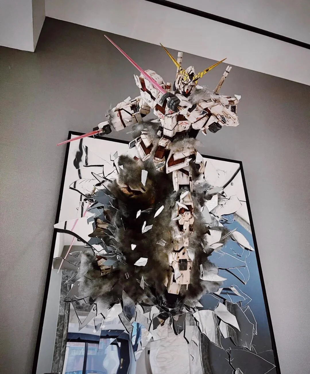 Gundam Broken Mirror Wall Art Diorama – 3D Explosion Effect – 31×41×20 cm – Dynamic Gundam Display Model